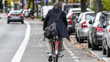 warum der ausbau von radwegen in einigen bezirken stockt