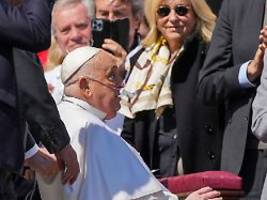 einen schönen sonntag für alle: papst franziskus zeigt sich überraschend auf dem petersplatz