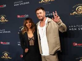 sehr eingeschüchtert: warum chris hemsworth bei halle berry nervös wurde