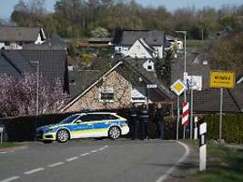 Täter weiter auf der Flucht: Drei Tote in Weitefeld: Polizei vermutet Tat im Familienkontext