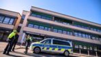 straftaten angekündigt: drohschreiben: polizei kontrolliert an geschlossenen schulen