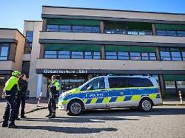 18.000 schüler betroffen: nach drohschreiben: polizei kontrolliert leere duisburger schulen
