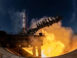 besucherrekord in baikonur: sojus bringt zwei russen und einen us-amerikaner zur iss