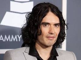 komiker streitet missbrauch ab: russell brand sieht anklage als politisch motiviert