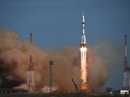 rakete hebt in kasachstan ab: russen und us-amerikaner fliegen gemeinsam zur iss
