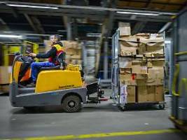 zu black week und weihnachten: dhl-zusatzgebühr bringt online-handel auf die palme