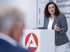 ba zapft rücklage an: nahles weist spekulationen um beitragserhöhung zurück