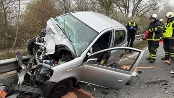 drei menschen bei schwerer frontalkollision verletzt