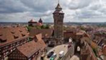 vogelschutz: erstes wanderfalken-küken auf kaiserburg geschlüpft