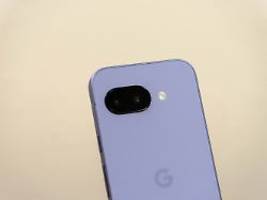 flacher rücken kann entzücken: das google pixel 9a geht in der 500-euro-klasse an die spitze