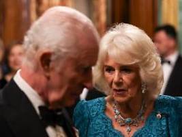 gegenseitige genesungswünsche: könig charles besucht überraschend papst franziskus