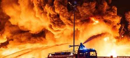 hunderte einsatzkräfte löschen gewaltiges feuer bei kunststofffirma in ahlen