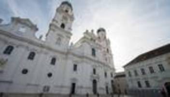 bistum passau: konflikt um pfarrer: demonstration in passau