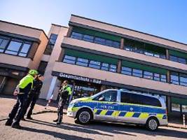 hauptverdächtiger 15 jahre alt: polizei nimmt vier minderjährige nach drohschreiben an schulen fest