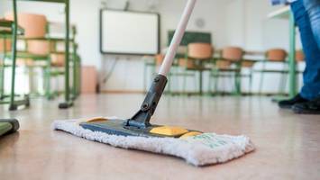schmutz-krise an neuköllner schule: hier wischen kinder selbst