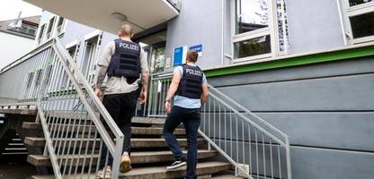 duisburg: vier tatverdächtige nach drohmail gegen ermittelt
