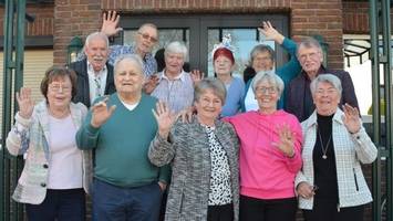 klassentreffen nach 74 jahren: als lehrer noch kräftig zuschlugen