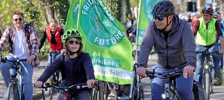 fahrraddemo von fridays for future sorgt für verkehrsbehinderungen