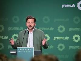 Fehlt im Koalitionsvertrag: Grünen-Chef Banaszak mahnt Klimageld an