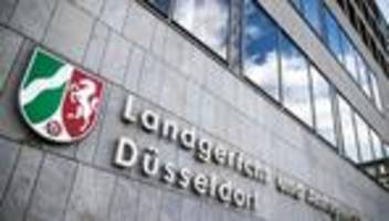 amtsgericht düsseldorf: angeklagter polizist per haftbefehl gesucht
