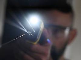 elektrowaffe gegen gewalttäter: taser ersetzen immer häufiger schusswaffen