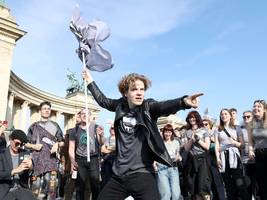 ungarn: viktor orbán verbietet die regenbogenparade