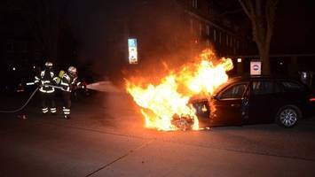 flammen schlagen aus bmw in lohbrügge: fahrer kann sich retten