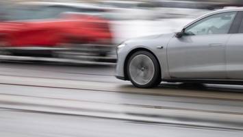 mit bis zu 173 statt 80 km/h slalom gefahren: polizei stoppt raser