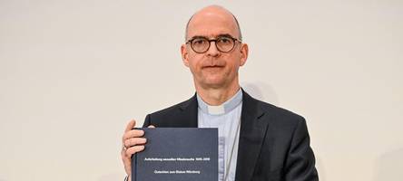 Missbrauchsgutachten im Bistum Würzburg: Früherer Bischof Hofmann entschuldigt sich, Domkapitular geht