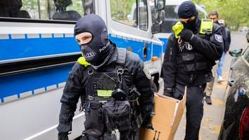 razzia gegen remmo-clan: durchsuchungen in fünf objekten