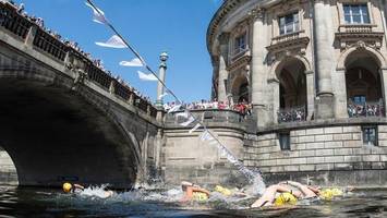 100 jahre badeverbot: demonstranten wollen in der spree schwimmen
