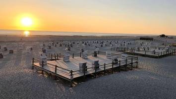 st. peter-ording versteigert strandkörbe: so läuft die auktion