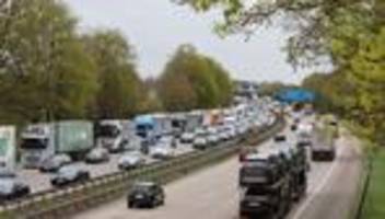 verkehr am osterwochenende: staus auf autobahnen im norden