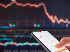 Volatilität beim MSCI World: Sollten Anleger jetzt ihr Sparplan-Tempo anpassen?