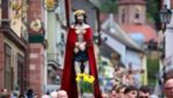 brauchtum: andächtiger schweigemarsch am karfreitag durch lohr