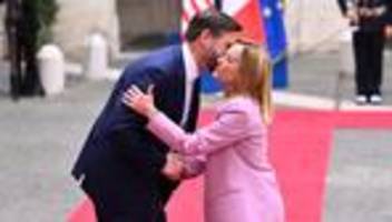 jd vance in rom: melonis osterbesuch von freunden