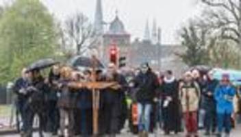 tradition an karfreitag: Ökumenischer kreuzweg lübeck fordert auf, haltung zu üben