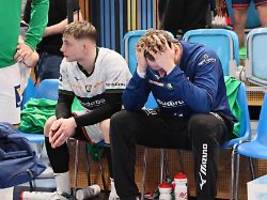 vier rote und keinen Überblick: kuriose szene: handball-schiri greift zum regelheft