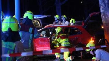 verletzte nach raser-unfall – polizei hält gaffer zurück