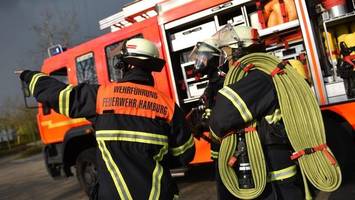 feuer in flüchtlingsunterkunft ausgebrochen – mehrere verletzte