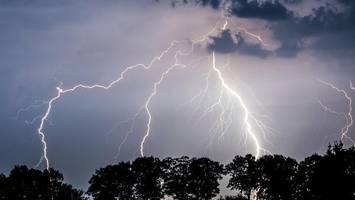 „Bin zu Tode erschrocken“: Mega-Blitz reißt Hamburger aus Schlaf