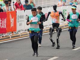 Peking: Chinesische Roboter laufen Halbmarathon gegen Menschen