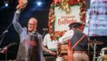 cannstatter wasen: stuttgarter frühlingsfest mit vier schlägen eröffnet