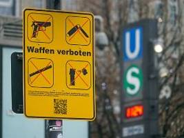 Schleswig-Holstein hat es schon: Polizeigewerkschaft fordert einheitliches Waffenverbot im Nahverkehr