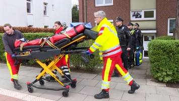 blutüberströmter mann sperrt sich in fremdes badezimmer ein