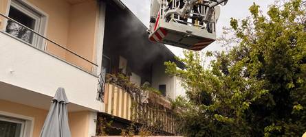 brand in doppelhaushälfte in pfersee: mann muss gerettet werden