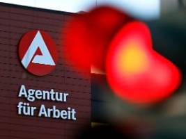 arbeitslose mit holzpferden: nur weiterbildung hilft den arbeitslosen? falsch!