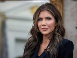 dieb bei tat gefilmt: trump-ministerin wird handtasche mit tausenden dollar geklaut