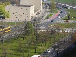 notfall im zentrum von dresden: mann stürzt in sechs meter tiefen abwasserschacht
