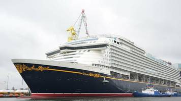 eines der größten schiffe: kreuzfahrtschiff „disney adventure“: nach sieben jahren endlich ausgedockt
